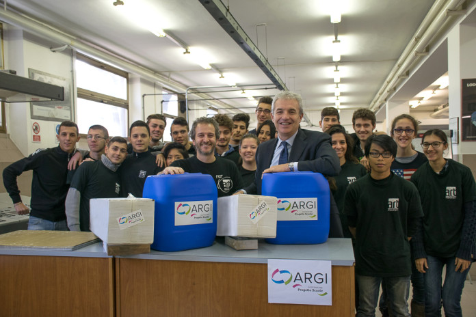 Nelle foto Roberto Levi consegna a Maurizio Volontieri, Istruttore in laboratorio di stampa dell’Istituto Artigianelli, i primi prodotti offerti a nome degli associati Argi, alla presenza degli studenti di una classe dell’Istituto.