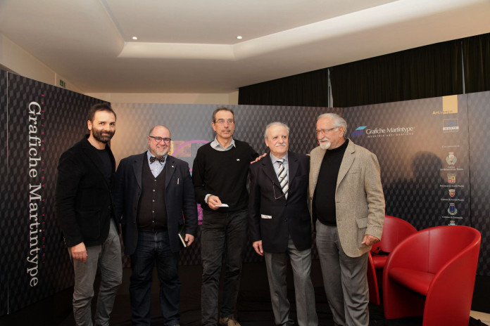 IMG_2917 Da sinistra Enrico Damiani, responsabile commerciale di Grafiche Martintype, Giovanni Re, community manager di Roland DG, Aldo Vespasiani, direttore del settore telecomunicazioni e Ict della Selta, Giuseppe Damiani, amministratore di Grafiche Martintype e Sabatino Faraone, amministratore del Gruppo Faraone Architetture Trasparenti.