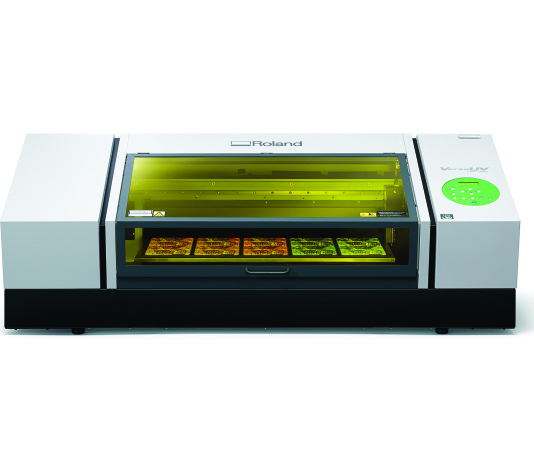 La nuova stampante UV inkjet piana di Roland DG: VersaUV LEF-300 LEF-300 è la nuova stampante UV della serie VersaUV che permetterà agli operatori di essere ancora più produttivi.