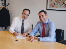 Q.I. Press Controls unisce le forze con Intro International Da sinistra Sascha Eschweiler di Intro International con Menno Jansen, uno dei due direttori di QIPC.