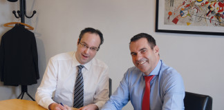 Q.I. Press Controls unisce le forze con Intro International Da sinistra Sascha Eschweiler di Intro International con Menno Jansen, uno dei due direttori di QIPC.