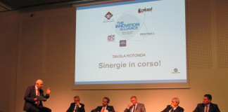 Il packaging è sexy Alla tavola rotonda, moderata da Carlo Alberto Carnevale Maffè (sda Bocconi) sono intervenuti, da destra Marco Calcagni, presidente Acimga, Riccardo Cavanna, Alessandro Grassi, presidente Assocomaplast, Roberto Levi Acobas e Andrea Züge, Direttore Generale Deutshce Messe Italia: a lui il nostro complimenti per la sua ottima parlata italiana!