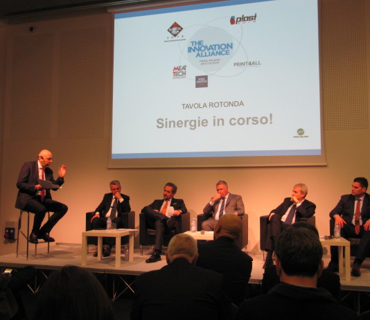 Il packaging è sexy Alla tavola rotonda, moderata da Carlo Alberto Carnevale Maffè (sda Bocconi) sono intervenuti, da destra Marco Calcagni, presidente Acimga, Riccardo Cavanna, Alessandro Grassi, presidente Assocomaplast, Roberto Levi Acobas e Andrea Züge, Direttore Generale Deutshce Messe Italia: a lui il nostro complimenti per la sua ottima parlata italiana!