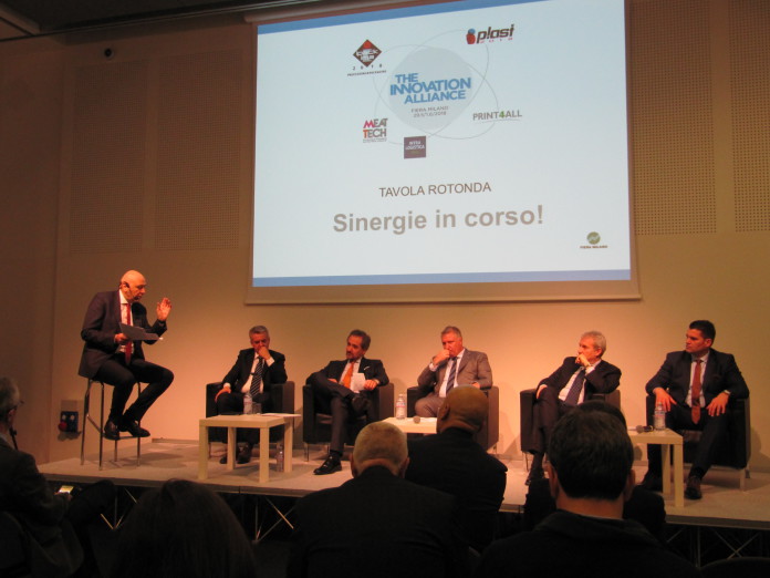 IMG_2371 Alla tavola rotonda, moderata da Carlo Alberto Carnevale Maffè (sda Bocconi) sono intervenuti, da destra Marco Calcagni, presidente Acimga, Riccardo Cavanna, Alessandro Grassi, presidente Assocomaplast, Roberto Levi Acobas e Andrea Züge, Direttore Generale Deutshce Messe Italia: a lui il nostro complimenti per la sua ottima parlata italiana!