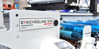 La prima vendita in Giordania di una Synchroline 330 di Lombardi Machinery La Synchroline 330: una delle caratteristiche più apprezzate è la flessibilità dei contatti per l’istruzione e l’assistenza tecnica in rete.
