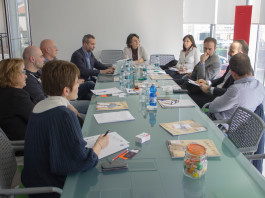 L’omnicanalità è stata la protagonista della tavola rotonda di Italia Grafica Da destra Luca Fiorin di Grafiche Fiorin, Lorenzo Cabras di Strerling Cooper, Paolo Pascolo di iMille, Stefania Garancini, redattrice di Italia Grafica, Ester Crisanti, direttore tecnico della rivista, Enrico Giubertoni, consulente di social media, Gianluca Gibilaro di Hagam in rappresentanza di Coop Lombardia, Donato Di Carlo di Dadomani Studio, e Gabriella Moretti di Rotolito Lombarda.