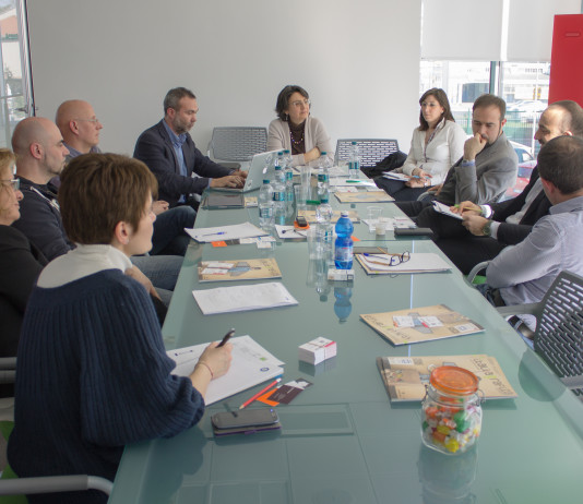 L’omnicanalità è stata la protagonista della tavola rotonda di Italia Grafica Da destra Luca Fiorin di Grafiche Fiorin, Lorenzo Cabras di Strerling Cooper, Paolo Pascolo di iMille, Stefania Garancini, redattrice di Italia Grafica, Ester Crisanti, direttore tecnico della rivista, Enrico Giubertoni, consulente di social media, Gianluca Gibilaro di Hagam in rappresentanza di Coop Lombardia, Donato Di Carlo di Dadomani Studio, e Gabriella Moretti di Rotolito Lombarda.