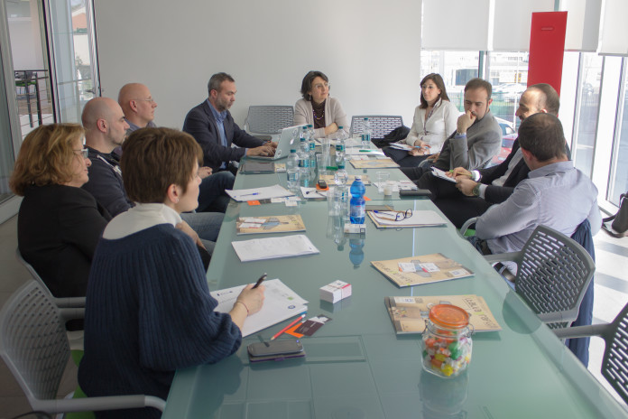 IMG_1809 Da destra Luca Fiorin di Grafiche Fiorin, Lorenzo Cabras di Strerling Cooper, Paolo Pascolo di iMille, Stefania Garancini, redattrice di Italia Grafica, Ester Crisanti, direttore tecnico della rivista, Enrico Giubertoni, consulente di social media, Gianluca Gibilaro di Hagam in rappresentanza di Coop Lombardia, Donato Di Carlo di Dadomani Studio, e Gabriella Moretti di Rotolito Lombarda.