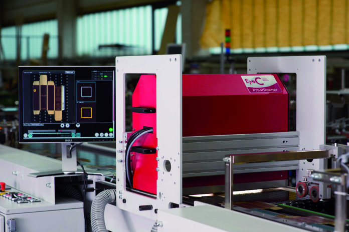 La nuova testata da ispezione della serie EyeC ProofRunner Carton verifica la qualità delle scatole pieghevoli più complesse, come quelle che combinano matrice per stampa a caldo di lamine e goffratura, offrendo una risposta sicura ai requisiti degli imballaggi di lusso.