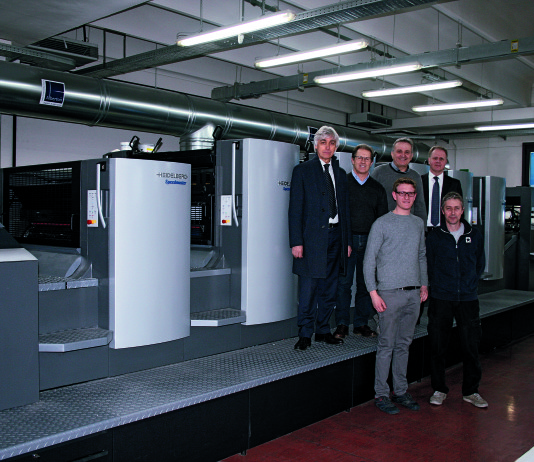 Kappadue Arti Grafiche rinnova la fiducia in Heidelberg In piedi sulla pedana della CD 1025lx da sinistra Silvano Chiusa venditore HDIT, Egidio Forner, Liigi Favero, Rinaldo Mattera Sales Area Manager.