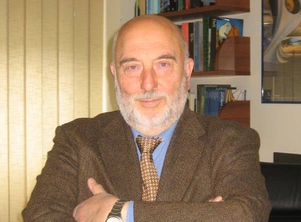 Mediagraf_Donega Non vanno peraltro dimenticati i significativi precedenti del personaggio, dopo la laurea in Economia e commercio a Venezia nel 1956, a partire dalla lunga stagione in Fiat, per quasi cinquant’anni, in cui ha occupato ruoli di vertice con grandi responsabilità. È stato per anni amministratore delegato del quotidiano Il Gazzettino e per vent’anni direttore generale e amministratore delegato del prestigioso Palazzo Grassi di Venezia. Un percorso, quest’ultimo, iniziato nel 1985, con il restauro dell’edificio poi divenuto sede di mostre di risonanza mondiale, e concluso nel 2005 con la rassegna dedicata a Salvador Dalì. Anche in campi così diversi, Donegà ha saputo fare da accorto timoniere, accomunando la preparazione culturale alle capacità gestionali.