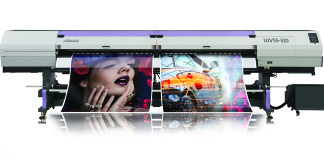 Mimaki porta a drupa 2016 il suo intero portfolio di stampanti a solvente e UV e plotter da taglio La UJV55-320 di Mimaki da 110 m2/h per una larghezza di 3,2 m, appena lanciata a Fespa.