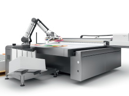 Un robot per il carico e lo scarico dei supporti rigidi per le stampanti di grande formato