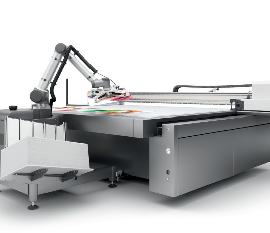 Un robot per il carico e lo scarico dei supporti rigidi per le stampanti di grande formato