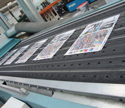 Che cosa succede quando verniciamo una stampa policroma?