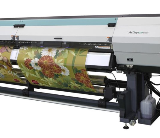 Fujifilm presenta Acuity LED 3200R, la sua nuova stampante LED UV a getto d’inchiostro Con una larghezza di stampa massima di 3,2 m, la stampante Acuity LED 3200R offre gli elevati livelli di qualità e produttività che caratterizzano la gamma Acuity.