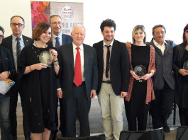 Premio Ricoh: proclamati i vincitori della sesta edizione Da sinistra: Rino Moffa (editore e Amministratore Unico di Tnv), Mario Maiocchi (Amministratore Delegato Mondadori retail), Kalina Aleksandrova Danailova (vincitore assoluto), Milo Goj (CEO di Art Relation), Davide Oriani (CEO di Ricoh Italia), Paolo Romani (Vincitore per la sezione pittura-disegno-grafica), Patrizia Calegari (Vincitore per la sezione fotografia-video, digital art), Giacinto Di Pietrantonio (uno dei maggiori esperti italiani di arte contemporanea), Micaela Laura Rosella Calliero (Vincitore per la sezione scultura-installazione).