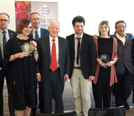 Premio Ricoh: proclamati i vincitori della sesta edizione Da sinistra: Rino Moffa (editore e Amministratore Unico di Tnv), Mario Maiocchi (Amministratore Delegato Mondadori retail), Kalina Aleksandrova Danailova (vincitore assoluto), Milo Goj (CEO di Art Relation), Davide Oriani (CEO di Ricoh Italia), Paolo Romani (Vincitore per la sezione pittura-disegno-grafica), Patrizia Calegari (Vincitore per la sezione fotografia-video, digital art), Giacinto Di Pietrantonio (uno dei maggiori esperti italiani di arte contemporanea), Micaela Laura Rosella Calliero (Vincitore per la sezione scultura-installazione).