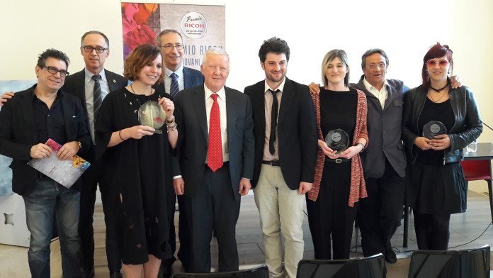 Foto premiazione Da sinistra: Rino Moffa (editore e Amministratore Unico di Tnv), Mario Maiocchi (Amministratore Delegato Mondadori retail), Kalina Aleksandrova Danailova (vincitore assoluto), Milo Goj (CEO di Art Relation), Davide Oriani (CEO di Ricoh Italia), Paolo Romani (Vincitore per la sezione pittura-disegno-grafica), Patrizia Calegari (Vincitore per la sezione fotografia-video, digital art), Giacinto Di Pietrantonio (uno dei maggiori esperti italiani di arte contemporanea), Micaela Laura Rosella Calliero (Vincitore per la sezione scultura-installazione).