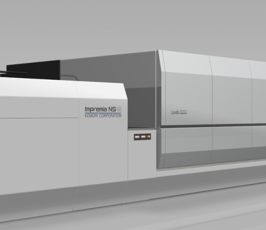 Komori: quando l’innovazione sposa l’automazione La Impremia NS40 con tecnologia di stampa Landa Nanographics lavora il formato B1 alla velocità di 6.500 fogli l'ora.