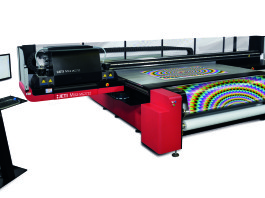 “Larga” produttività per la Jeti Mira di Agfa Il nuovo flatbed Jeti Mira di Agfa verrà presentato a Drupa con l’opzione agganciabile Roll-to-Roll.