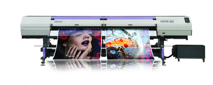 La nuova stampante Mimaki UJV55-320 può utilizzare due bobine diverse dello stesso supporto per una produzione simultanea di due lavori.