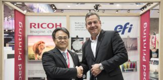 Ricoh sigla una partnership con EFI Vutek per offrire soluzioni di stampa flatbed Tad Furushima di Ricoh con Frank Mallozzi di EFI.
