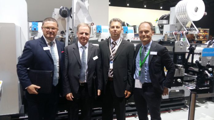 Da sinistra Andrea Citernesi, Business Driver Gallus, Rinaldo Mattera, Regional Sales Manager di Heidelberg Italia, Marco Barban, titolare di Label Center, e Alberto Mazzoleni Amministratore delegato di Heidelberg Italia.