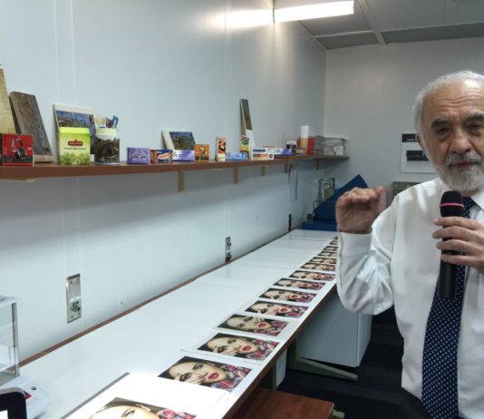 Competitività e valore: intervista a Benny Landa Benny Landa mostra la stampa su diversi materiali nei laboratori di Landa Digital Printing.