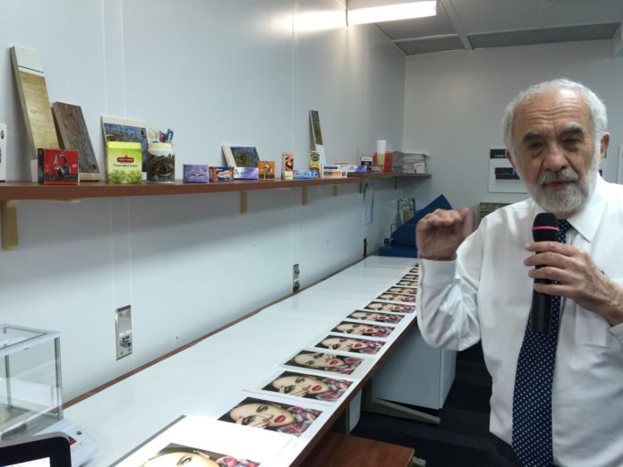 Benny Landa mostra la stampa su diversi materiali nei laboratori di Landa Digital Printing.