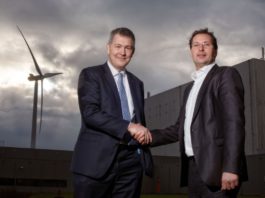 Ecco il nuovo impianto per la realizzazione di lastre di Fujifilm: 100% alimentato a energia eolica Da sinistra Peter Struik (Fujifilm) e Marc van der Linden (Eneco Group).