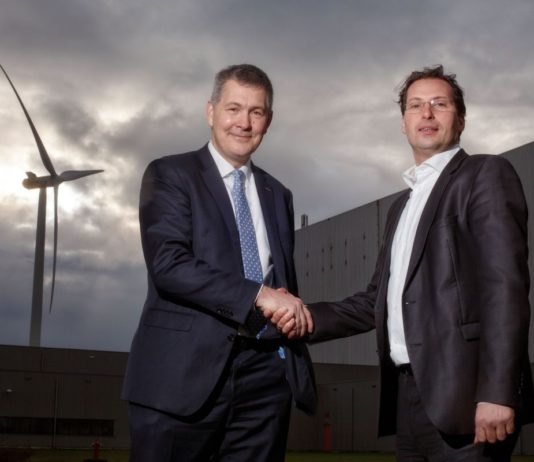 Ecco il nuovo impianto per la realizzazione di lastre di Fujifilm: 100% alimentato a energia eolica Da sinistra Peter Struik (Fujifilm) e Marc van der Linden (Eneco Group).