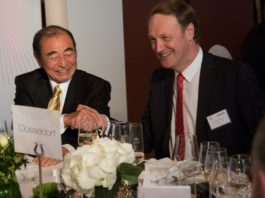 Cewe rafforza la propria partnership con Fujifilm investendo nella stampante Jet Press 720S Da sinistra il Presidente e CEO di Fujifilm Shigetaka Komori, con il CEO di Cewe, Rolf Hollander.