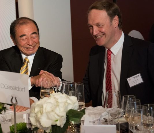 Cewe rafforza la propria partnership con Fujifilm investendo nella stampante Jet Press 720S Da sinistra il Presidente e CEO di Fujifilm Shigetaka Komori, con il CEO di Cewe, Rolf Hollander.