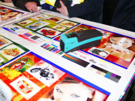 Misurare scientificamente il colore eliminando i rischi dell’interpretazione soggettiva Misurazione di foglio macchina con spettrofotometro portatile.