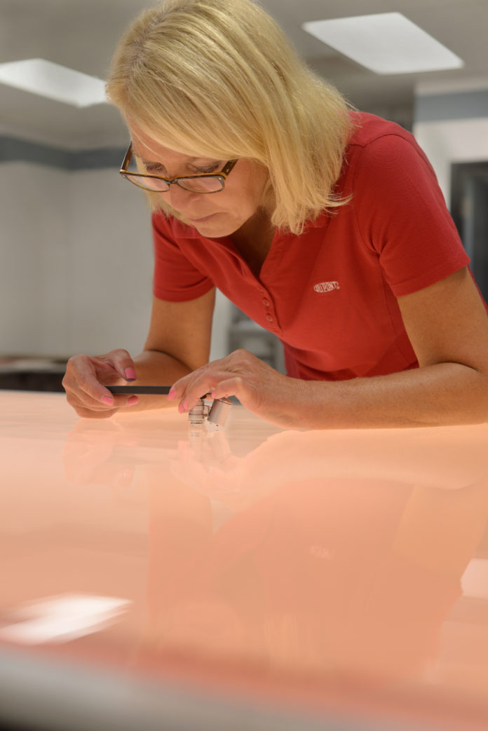 dec_packaginggraphics_cyrel_photo_e-lightable_iphone