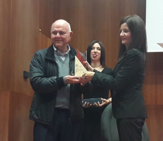 Consegnato il Premio OMI 2016: Libraccio Editore al secondo posto Assocarta premia Giuseppe Giustacchini, Presidente di Ingros Carta Giustacchini.