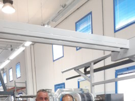 La Puglia ha la sua XFlex X4 370 flessografica, presso Perruccio S.r.l. Da sinistra Enrico Gandolfi, direttore vendite Italia per Omet, con Massimo Perruccio, amministratore delegato di Perruccio Srl, davanti alla XFlex X4 durante il collaudo della macchina.