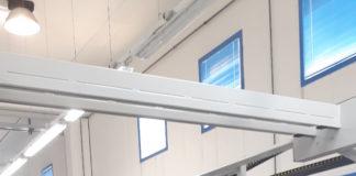 La Puglia ha la sua XFlex X4 370 flessografica, presso Perruccio S.r.l. Da sinistra Enrico Gandolfi, direttore vendite Italia per Omet, con Massimo Perruccio, amministratore delegato di Perruccio Srl, davanti alla XFlex X4 durante il collaudo della macchina.