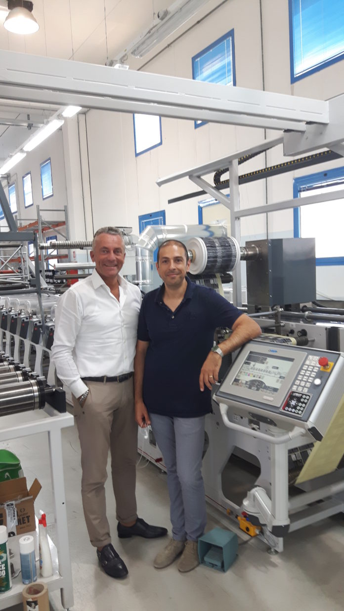 perruccio_1 Da sinistra Enrico Gandolfi, direttore vendite Italia per Omet, con Massimo Perruccio, amministratore delegato di Perruccio Srl, davanti alla XFlex X4 durante il collaudo della macchina.