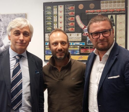 Etichette: Litografia Castello raddoppia con Gallus Da sinistra Silvano Chiusa, responsabile vendite Emilia Romagna, Aldo De Vincenzo, il giovane titolare di Litografia Castello, eAndrea Citernesi, Gallus Business Driver.