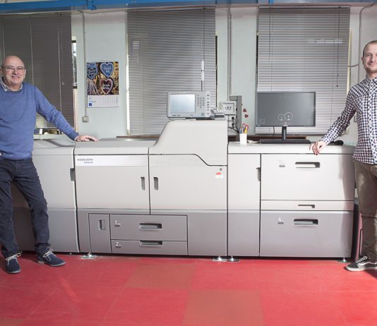 Grafica Ferrario investe in una Heidelberg Linoprint CV Da sinistra Giovanni e Matteo Ferrario.
