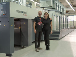 Grafiche Bramucci sceglie Manroland per la stampa di packaging di lusso La signora Francesca Bramucci, titolare delle Grafiche Bramucci e Fabio D'Amico, responsabile del reparto offset.