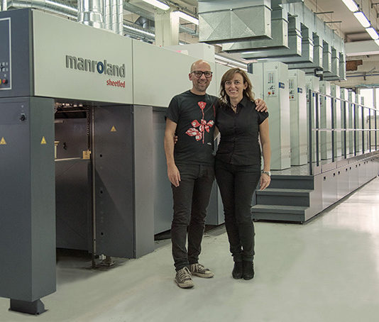 Grafiche Bramucci sceglie Manroland per la stampa di packaging di lusso La signora Francesca Bramucci, titolare delle Grafiche Bramucci e Fabio D'Amico, responsabile del reparto offset.