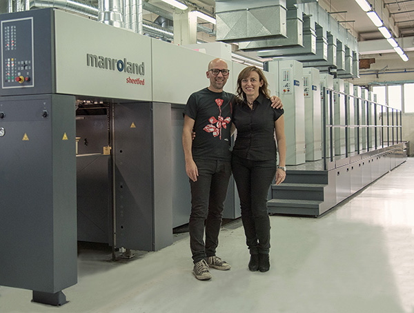 La signora Francesca Bramucci, titolare delle Grafiche Bramucci e Fabio D'Amico, responsabile del reparto offset.