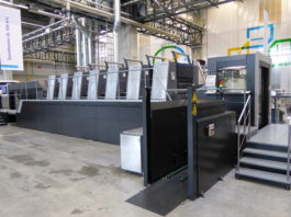 Heidelberg «Push to Stop»: la stampa mette l’autopilota La Speedmaster XL 106 in sala demo nello stabilimento produttivo di Wiesloch, in Germania: una sei colori più verniciatore, in configurazione rialzata per eventuale idoneità al contatto alimentare.