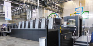 Heidelberg «Push to Stop»: la stampa mette l’autopilota La Speedmaster XL 106 in sala demo nello stabilimento produttivo di Wiesloch, in Germania: una sei colori più verniciatore, in configurazione rialzata per eventuale idoneità al contatto alimentare.