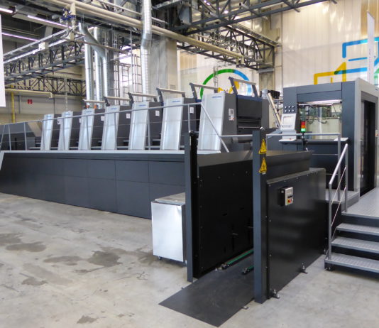 Heidelberg «Push to Stop»: la stampa mette l’autopilota La Speedmaster XL 106 in sala demo nello stabilimento produttivo di Wiesloch, in Germania: una sei colori più verniciatore, in configurazione rialzata per eventuale idoneità al contatto alimentare.