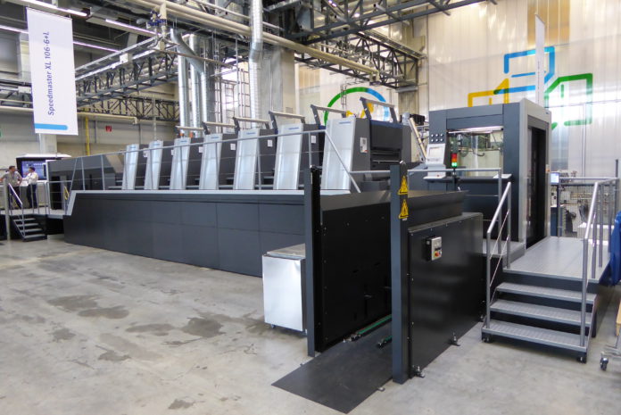 La Speedmaster XL 106 in sala demo nello stabilimento produttivo di Wiesloch, in Germania: una sei colori più verniciatore, in configurazione rialzata per eventuale idoneità al contatto alimentare.