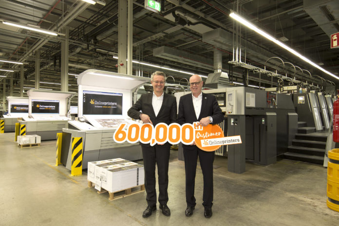 600000-customer-fries-onlineprinters-heidelberg A sinistra Michael Fries, CEO di Onlineprinters, con Rainer Hundsdörfer, Direttore Generale di Heidelberger.